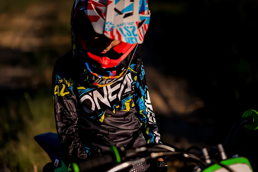 Giovane pilota motocross