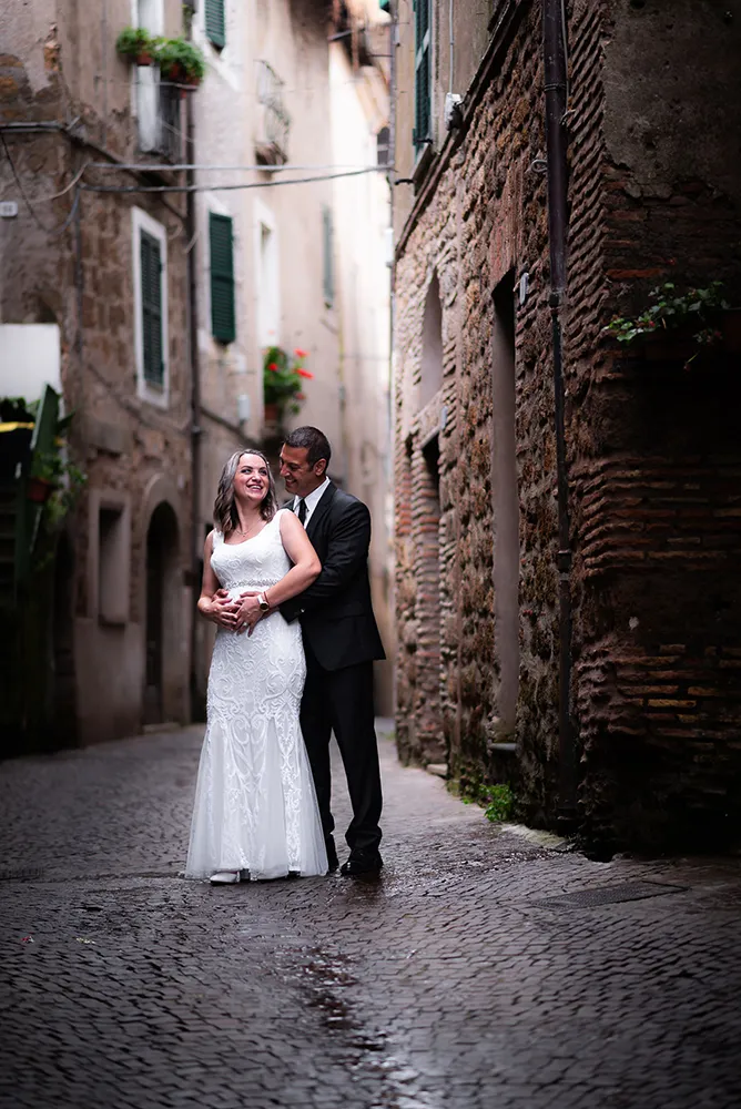 Matrimonio Cristina & Tomer passeggiata borgo
